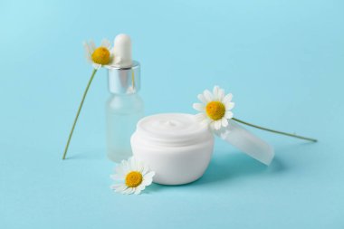 Doğal krema kavanozu, esaslı yağ ve sarı papatya çiçekleri.