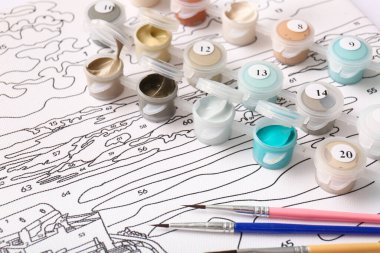 Tabloları ve fırçaları numaralarla boyamak için, yakın plan.