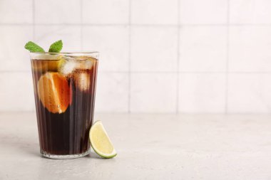 Beyaz masadaki naneli soğuk Küba kokteyli.