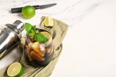 Beyaz arka planda naneli soğuk Küba kokteyli, yakın plan.