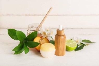 Beyaz ahşap arka planda doğal kozmetik ürünleri