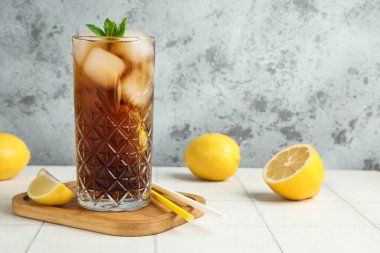 Bir bardak Long Island buzlu çay kokteyli. Üzerinde nane ve limon olsun.