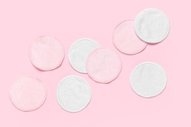 Pembe arka planda yeniden kullanılabilir pamuk pedler