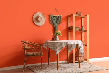 Yemek masası, raf ünitesi ve şapkası olan şık bir oda.