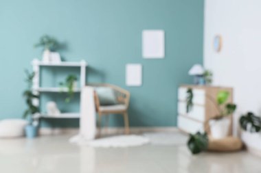 Bulanık oturma odası, çekmeceler, raf ünitesi ve koltuk.