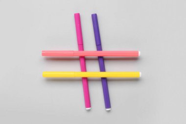 Gri arkaplanda keçeli kalemlerden oluşan etiket