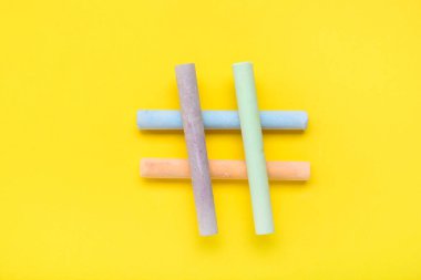 Sarı arkaplanda tebeşirden yapılmış etiket