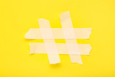 Sarı arkaplanda kağıttan yapılmış etiket