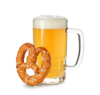 Bir bardak soğuk bira ve beyaz arka planda izole edilmiş lezzetli kraker. Yakın plan.