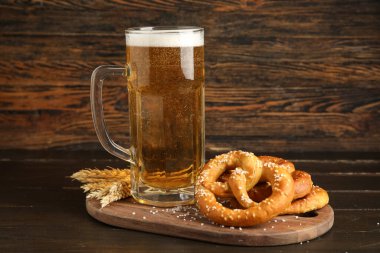 Yiyecek, simit ve soğuk birayla ahşap arka planda, yakın plan.