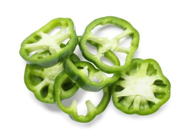 Beyaz arka planda yeşil dolma biber dilimleri