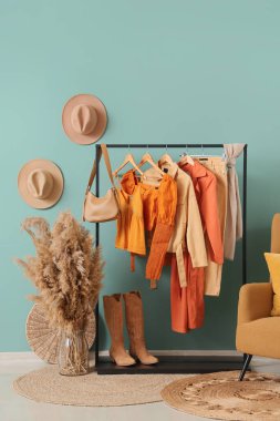 Askısı, otları ve şapkaları olan bir giyim mağazası.