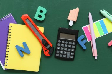 Okulun tahtasında farklı kırtasiye malzemeleri var.