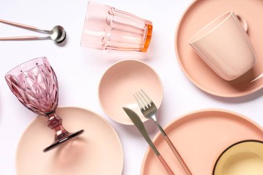 Gri arkaplanda gümüş çatal bıçak seti olan güzel bir masa.