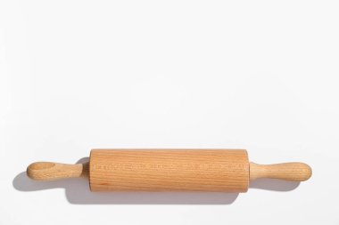 Gri arkaplanda ahşap oklu iğne