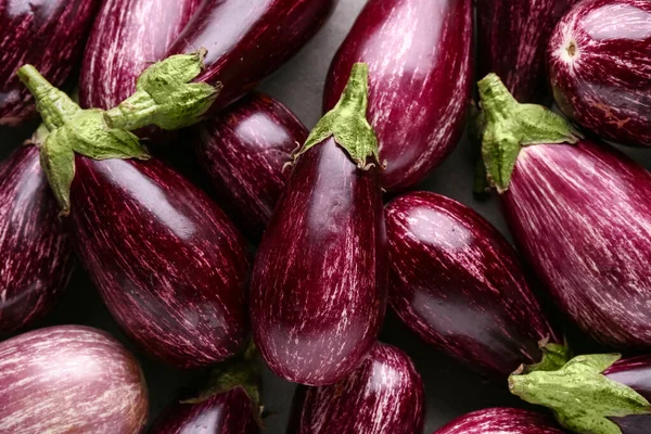 Gri arka planda taze olgun patlıcanların dokusu