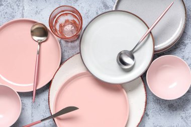 Gri arkaplanda güzel masa ayarları