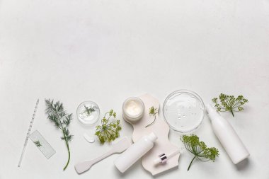 Beyaz arka planda Petri kabı, kavanoz ve dereotlu kozmetik ürünleri içeren kompozisyon