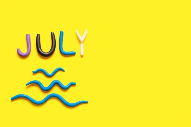 JULY sarı arka planda hamur oynamaktan yapılmış kelime