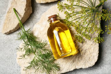 Gri zemin üzerinde dereotu tohumu olan taşlar.