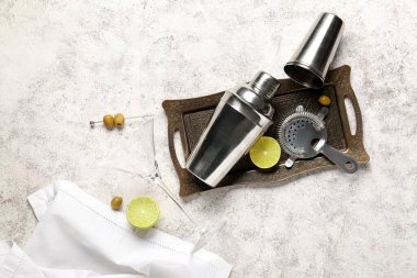 Barmen eşyalarıyla kompozisyon, boş bardak, grunge arkaplanda limon.