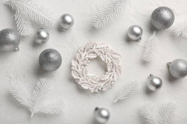 Açık arkaplanda güzel Noel süslemeleri olan kompozisyon