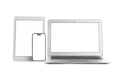 Beyaz arkaplanda modern dizüstü bilgisayar, tablet bilgisayar ve cep telefonu