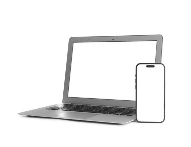 Beyaz arkaplanda modern laptop ve cep telefonu