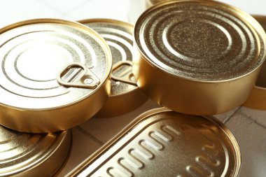 Fayanslı teneke kutular, yakın plan.