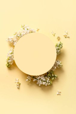 Bej arka planda çiçek açan boş kart.