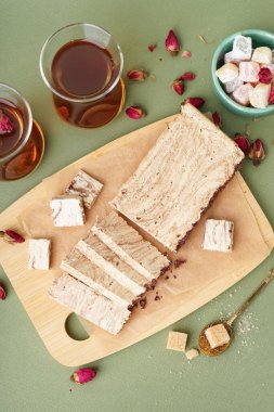 Tahta tahtada yeşil arka planda lezzetli mermer halkalar var.