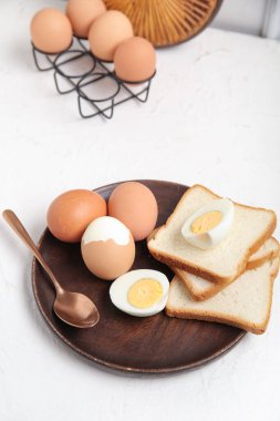 Beyaz arka planda haşlanmış tavuk yumurtası.