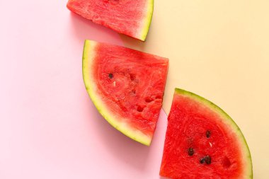 Renkli arkaplanda taze karpuz parçaları