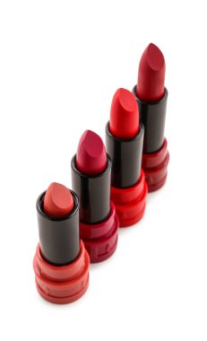 Beyaz arka planda farklı modern kırmızı ruj.