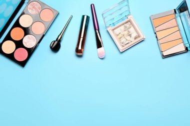 Mavi arka plan üzerinde farklı Dekoratif kozmetik