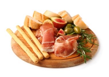 Beyaz arka planda lezzetli prosciutto, ekmek ve İtalyan Grissini dilimleri olan tahta.