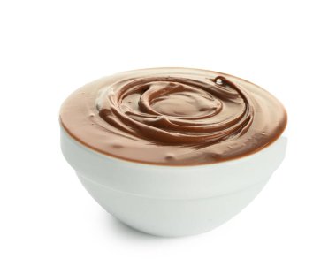 Beyaz arka planda lezzetli erimiş çikolatalı kase