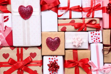 Sevgililer Günü kutlaması için farklı hediye kutularıyla kompozisyon