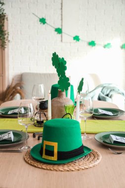Aziz Patrick Günü kutlamaları için cüce şapkası ve süslemeleriyle servis edilen şenlik masası.