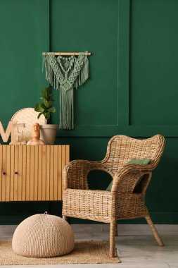 Hasır koltuklu, puf ve klozetli şık bir oturma odası.