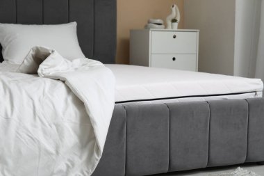 Yeni ortopedik şilteli battaniyeli, şık yataklı, yakın plan.