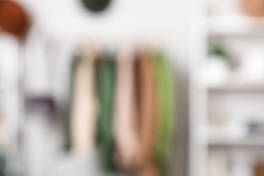 Soyunma odasının içinde giysi rafları ve raflar var. Bulanık görünüm