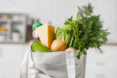 Mutfakta farklı taze ürünlerle dolu bir çanta.