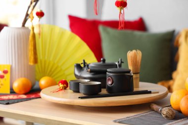 Çin Yeni Yıl kutlamaları için çay seti oturma odasında, yakın plan.