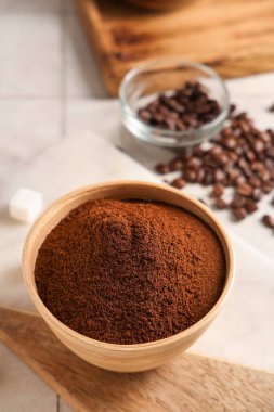 Beyaz fayanslı bir kase kahve tozu.