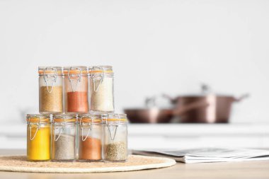 Mutfaktaki farklı baharatlı kavanozlar, yakın plan.