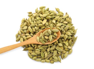 Beyaz arka planda kakule baharatlı tahta kaşık.