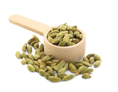 Beyaz arka planda kakule baharatlı tahta kaşık.