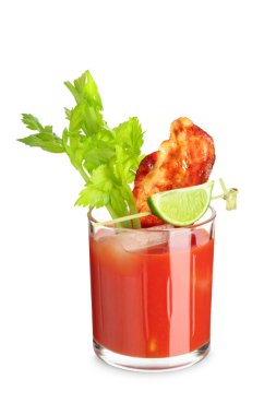 Beyaz arka planda domuz pastırması, kereviz ve limonlu Bloody Mary kokteyli.