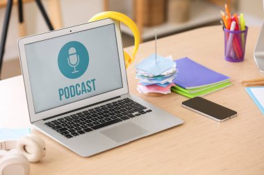 Podcaster 'ın stüdyosundaki kulaklıklı laptop, yakın plan.